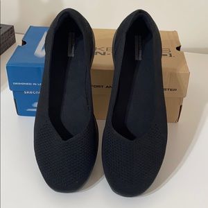 NIB Skechers flats